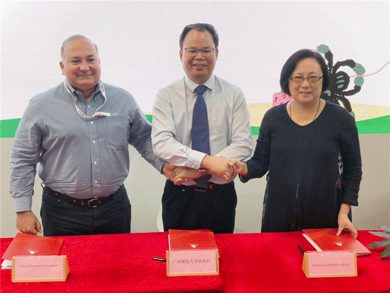 美國艾伯特·惠特曼出版社總裁約翰·夸特羅基（左）廣西師范大學(xué)出版社集團黨委書(shū)記、董事長(cháng)黃軒莊（中）中國臺灣摩課網(wǎng)絡(luò )訊息科技股份有限公司董事長(cháng)劉惠貞（右）  (馮彥中 攝）.jpg