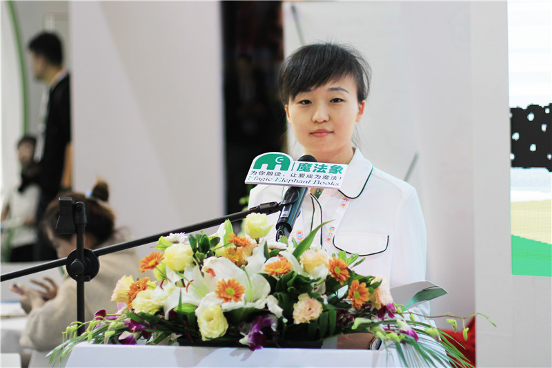 桂林魔法象文化傳播有限公司副總經(jīng)理、運營(yíng)總監，廣西師范大學(xué)出版社馬來(lái)西亞分社社長(cháng)黃安然致辭 （馮彥中 攝）.jpg