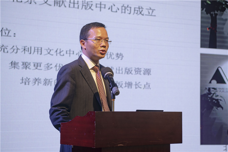 廣西師范大學(xué)出版社集團黨委副書(shū)記、總編輯湯文輝發(fā)言（李顯楊 攝）.jpg