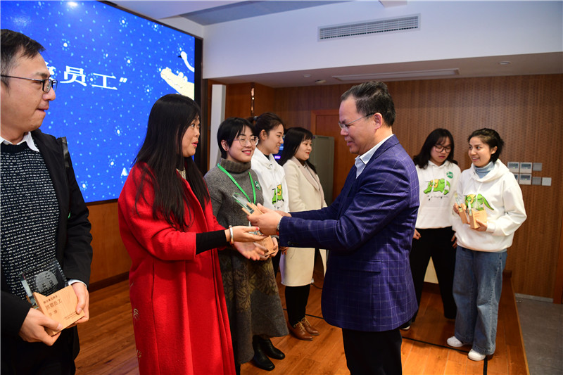 集團黨委書(shū)記、董事長(cháng)黃軒莊為“魔法象五周年致敬員工”頒發(fā)榮譽(yù)獎?wù)?2.27（攝 李顯揚）.JPG