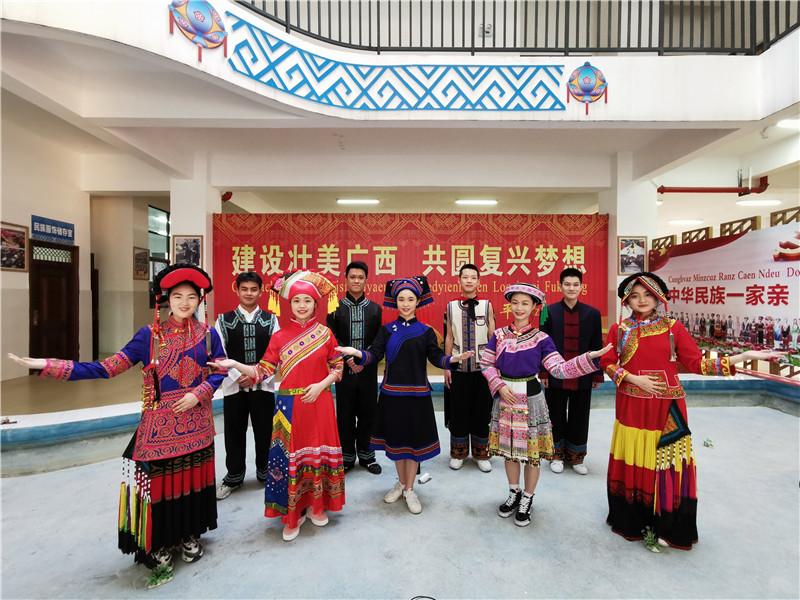 百色民族高級中學(xué)學(xué)生身穿少數民族服飾，分別用代表方言解讀詩(shī)歌《繡袈裟衣緣》（黃立情 攝）.jpg